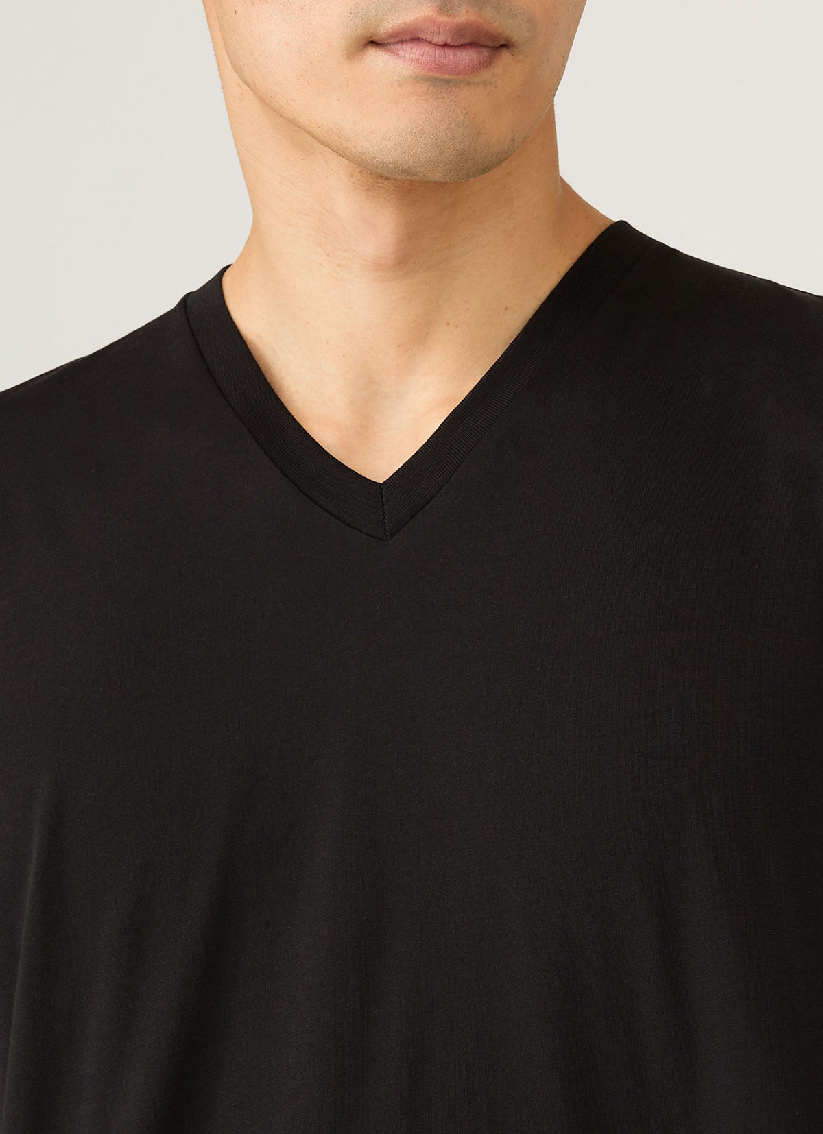 Men's Riviera Midweight V‑neck T‑shirt in Black