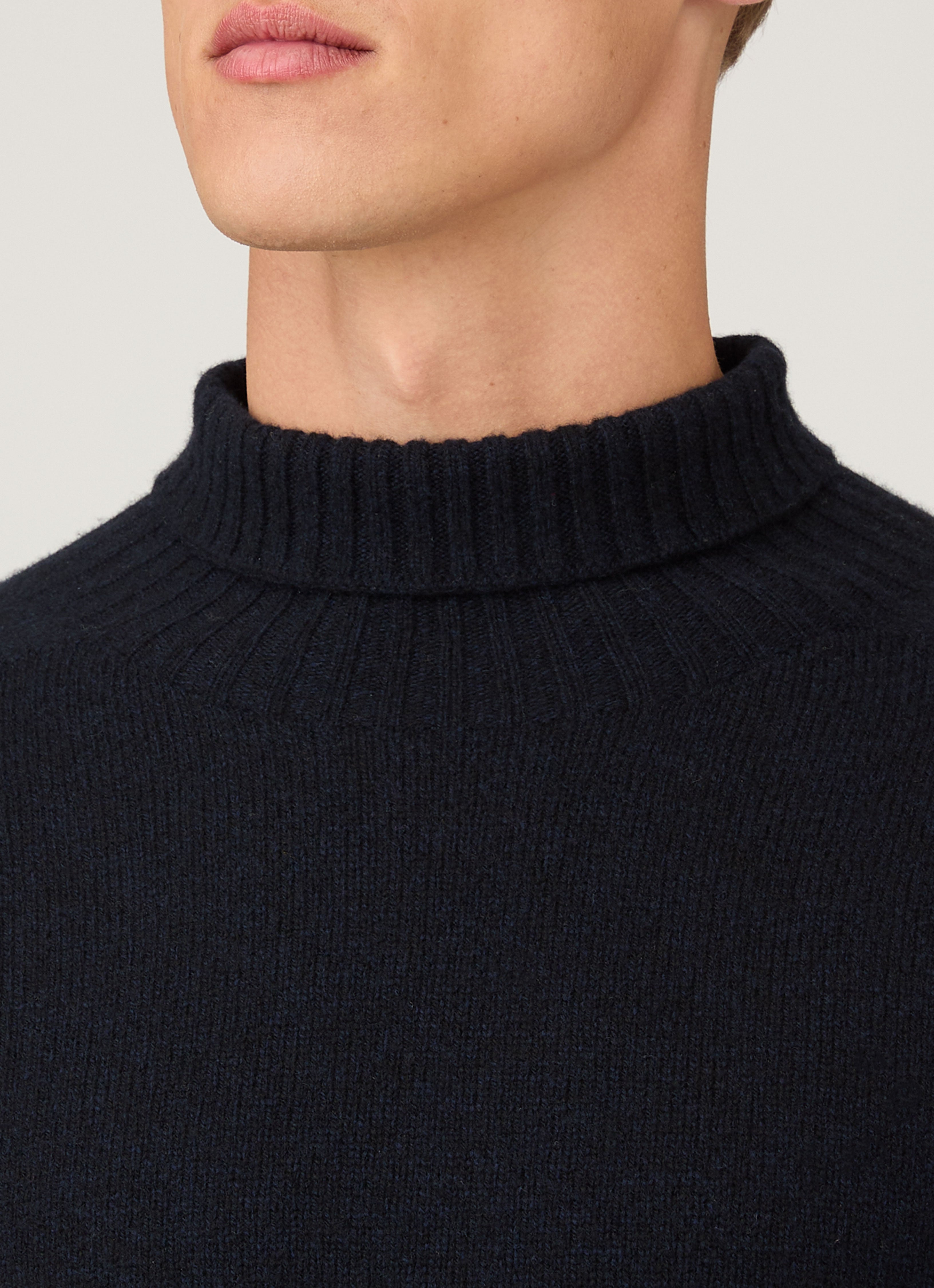ラムズウールロールネック（Dark Navy Mouline）| Sunspel
