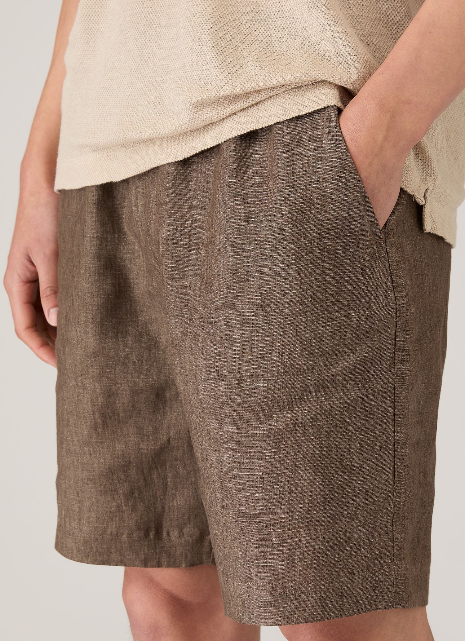 Men's Linen Drawstring Short in Dark Walnut
