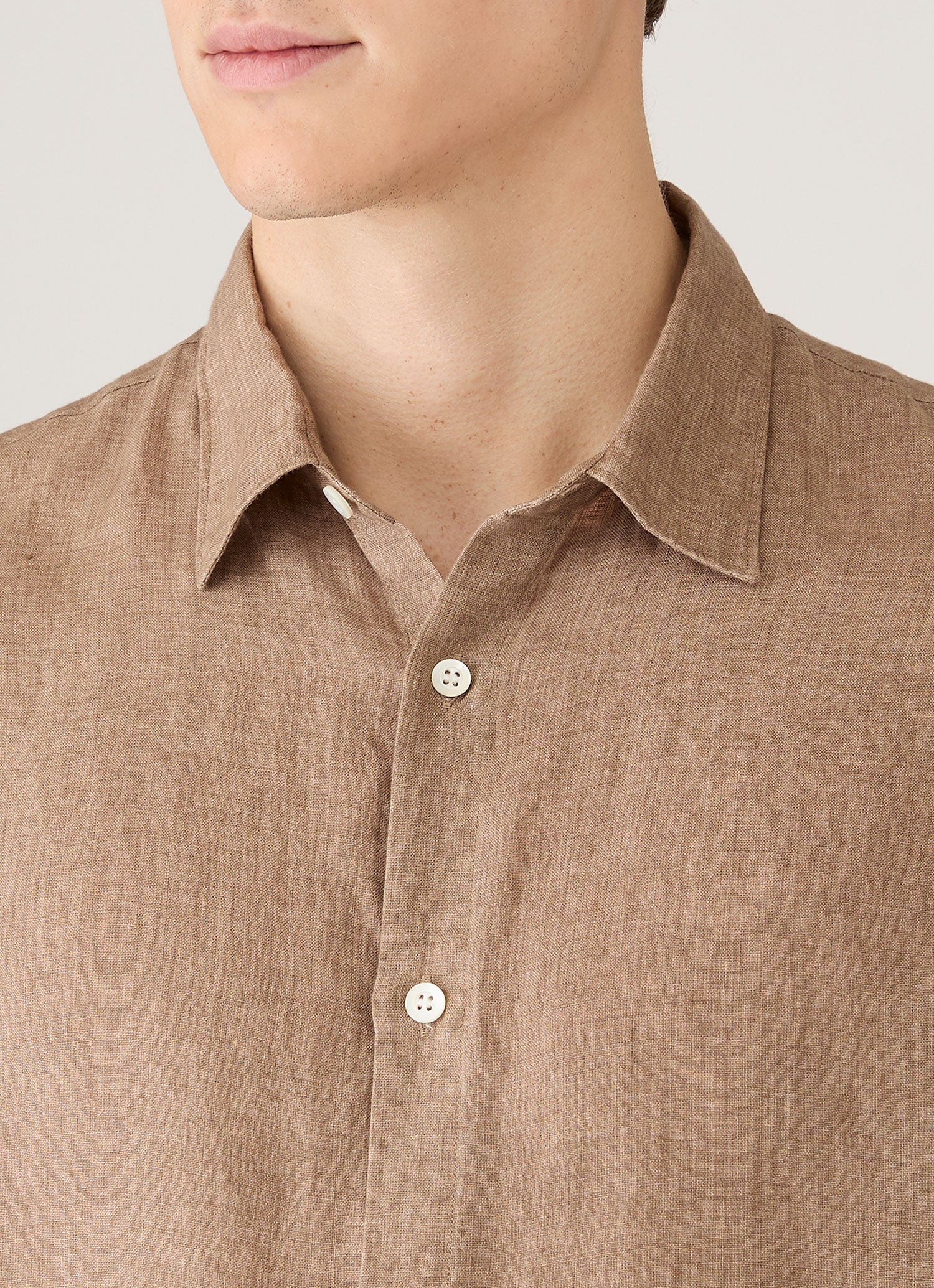 リネン シャツ（Walnut）| Sunspel