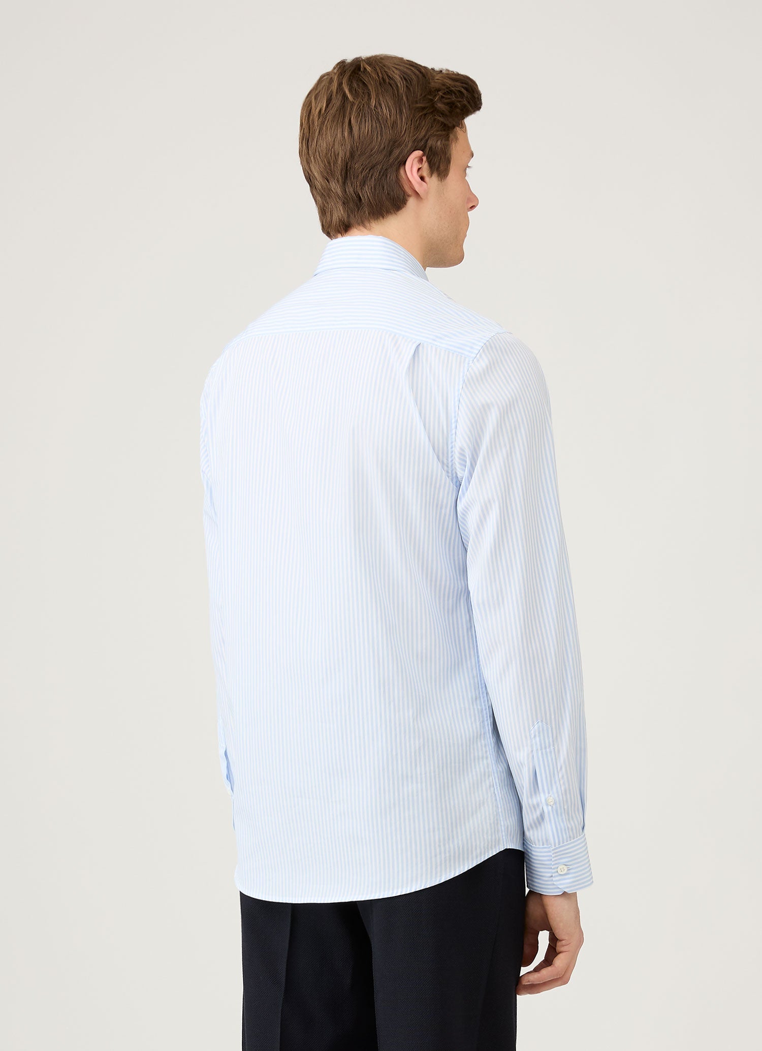 Men's Cutaway Collar Shirt in White/Light Blue