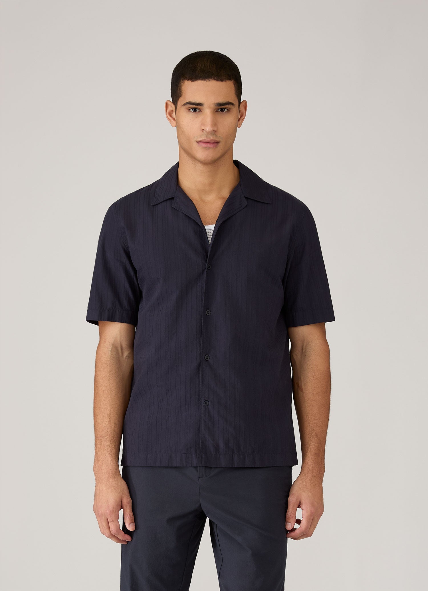 テクスチャードストライプ キャンプカラーシャツ（Navy）| Sunspel