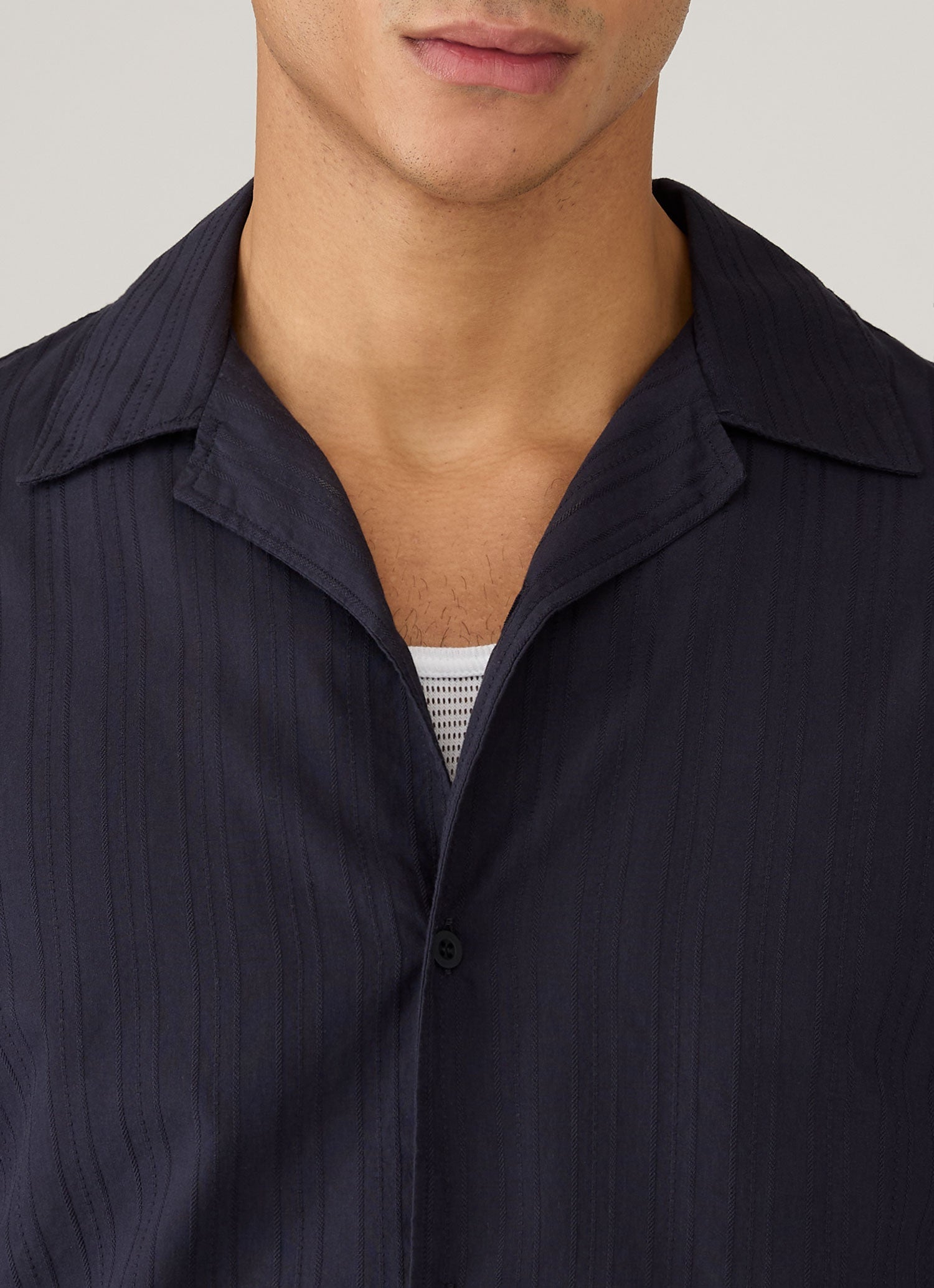 テクスチャードストライプ キャンプカラーシャツ（Navy）| Sunspel