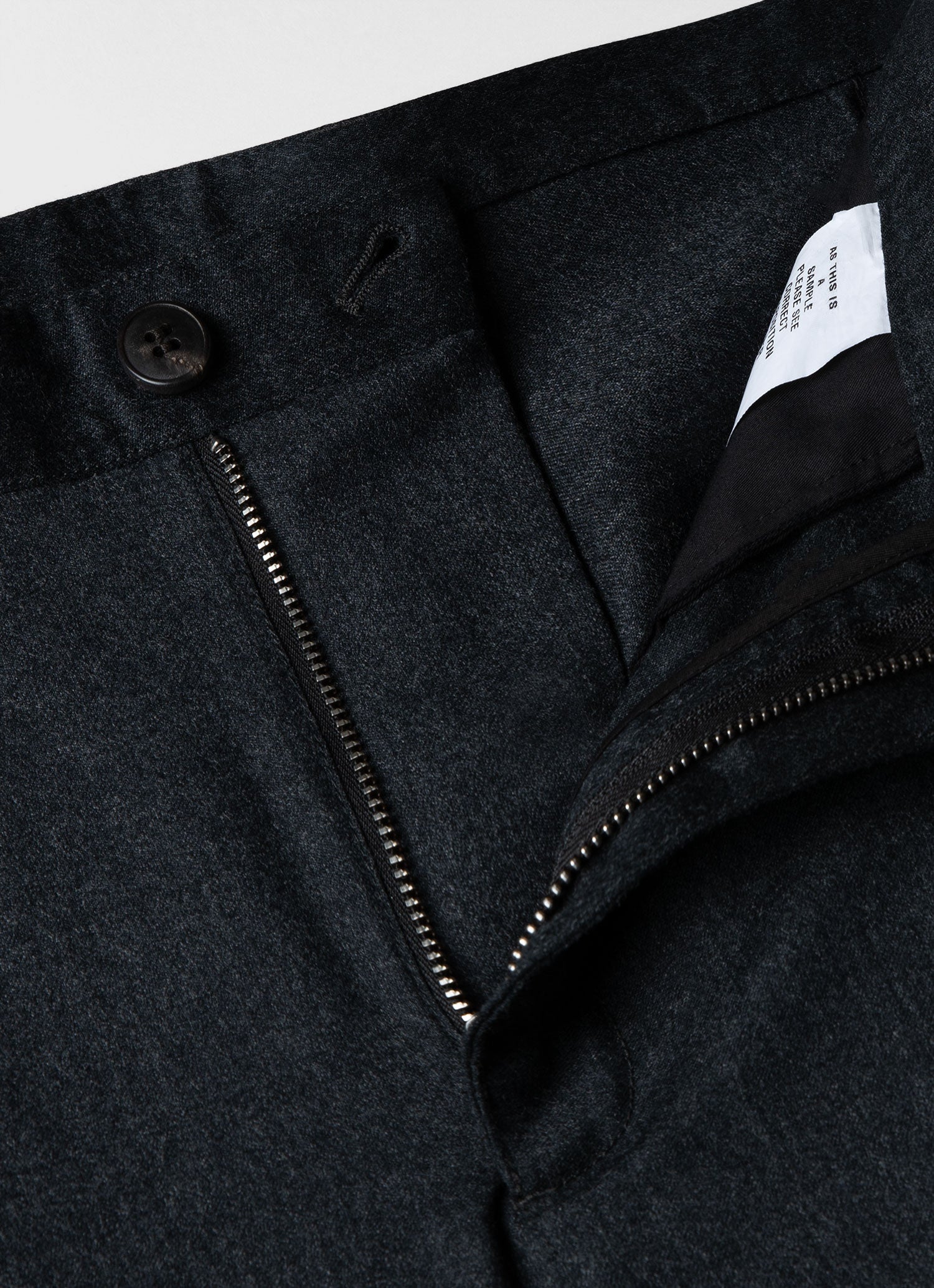 プリーツ ウール フランネル トラウザー（Charcoal Melange）| Sunspel