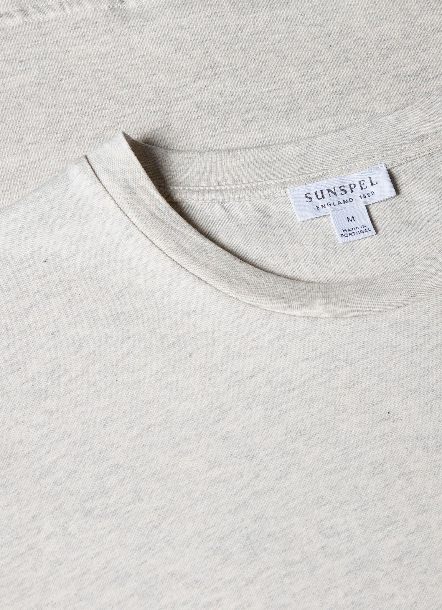 リヴィエラ（ミッドウェイト） Tシャツ （Archive White Melange）| Sunspel