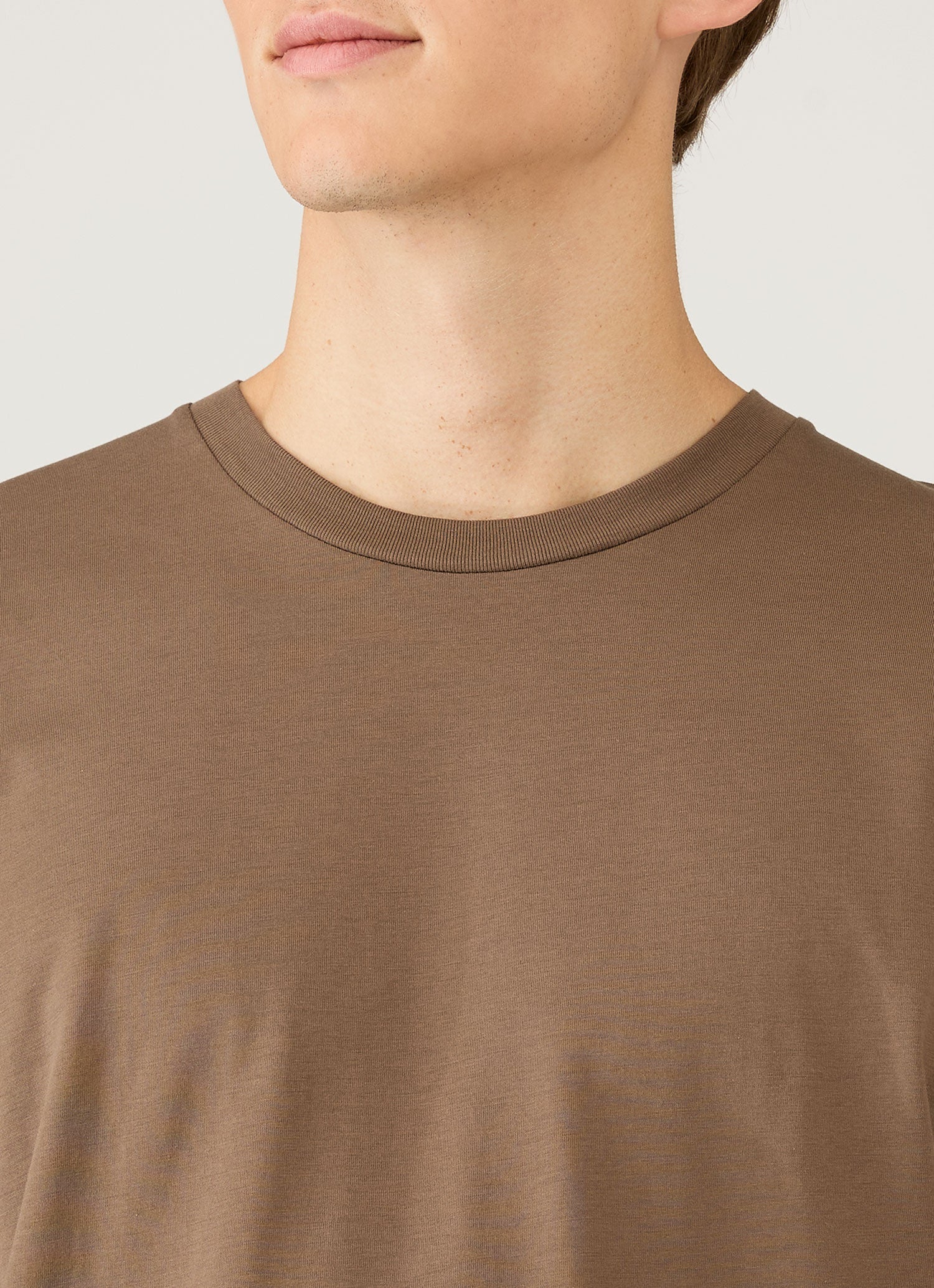 リヴィエラ（ミッドウェイト） Tシャツ（Dark Cedar）| Sunspel