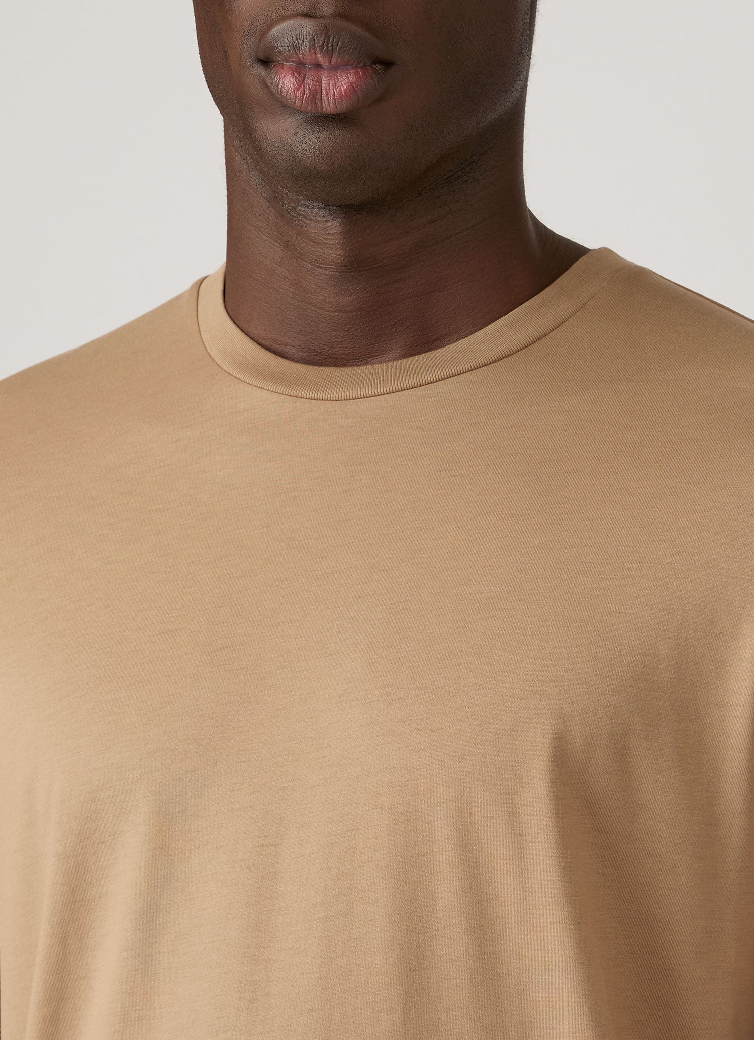 リヴィエラ（ミッドウェイト） Tシャツ（Dark Beige）| Sunspel