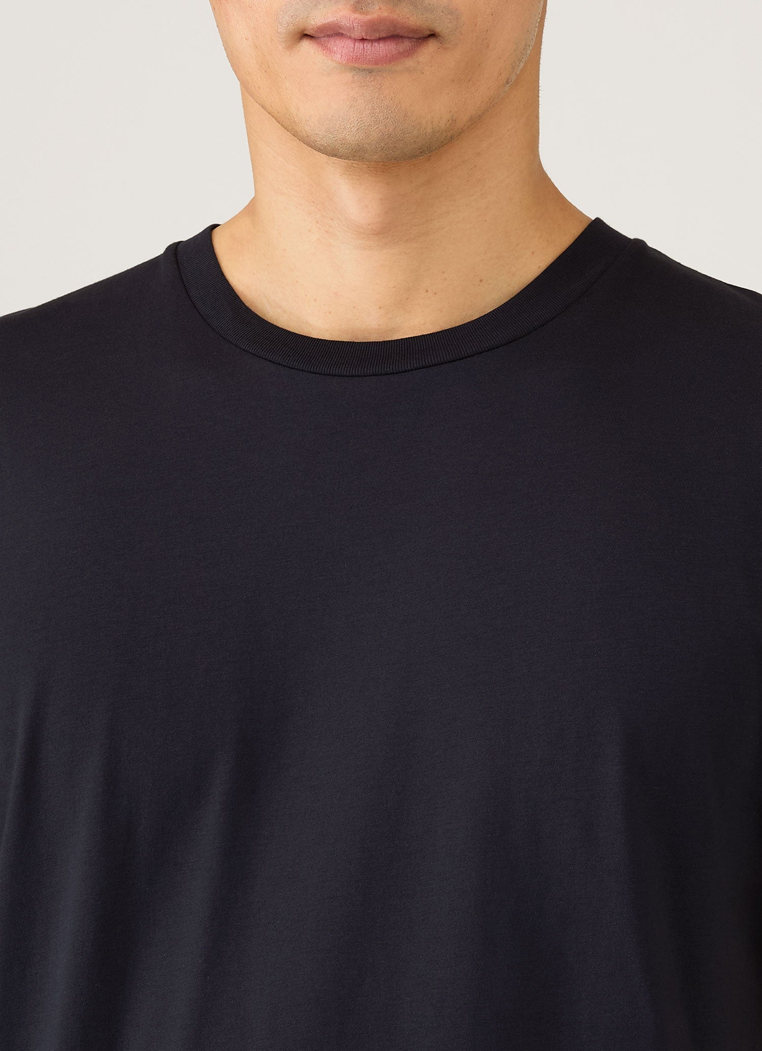 リヴィエラ（ミッドウェイト） Tシャツ（Midnight Navy）| Sunspel
