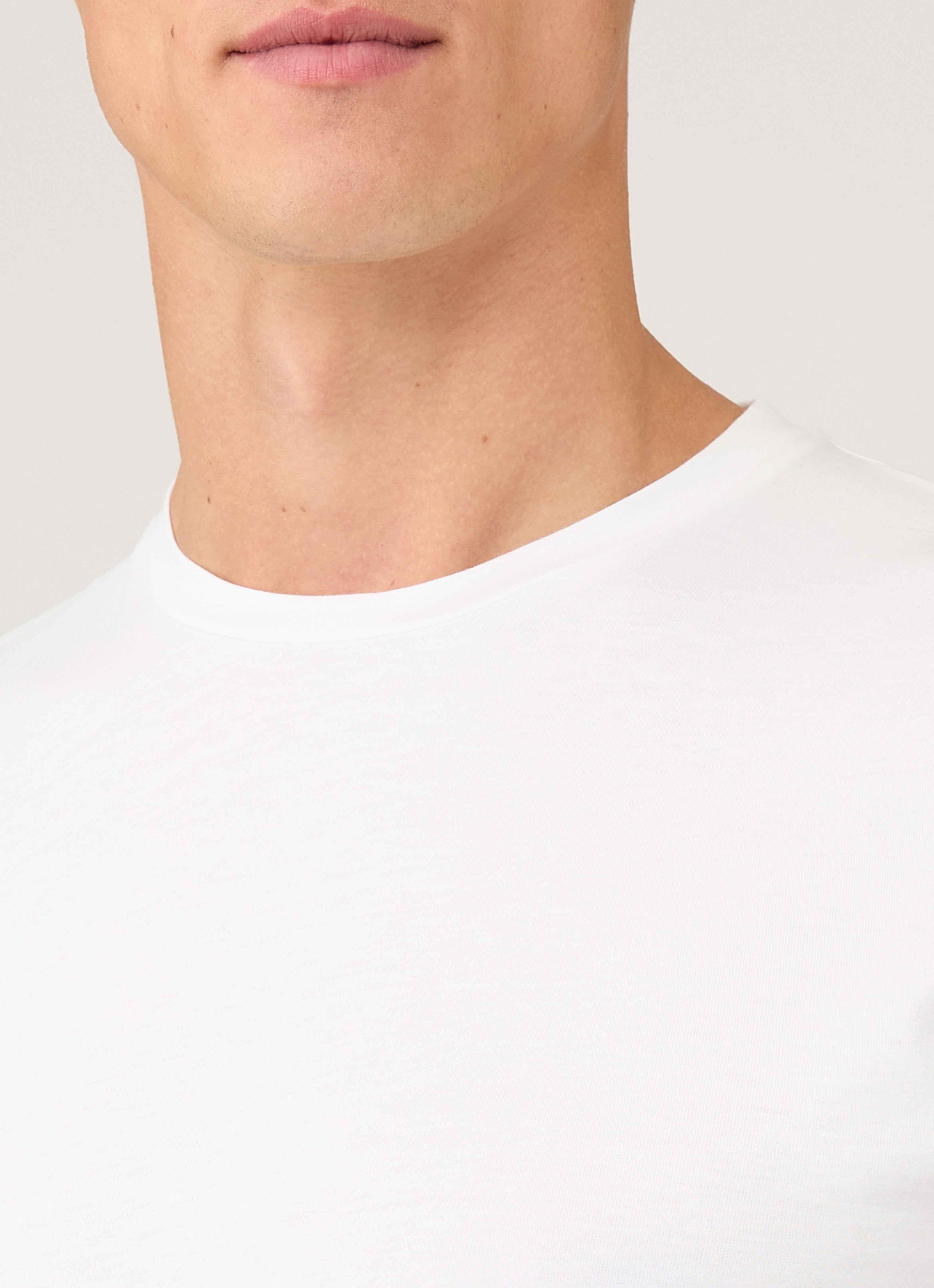 【関税込み】Sunspel ホワイト Riviera ミッドウェイト Tシャツ リラックスフィット（ヘビーウェイト） Tシャツ（White）| Sunspel