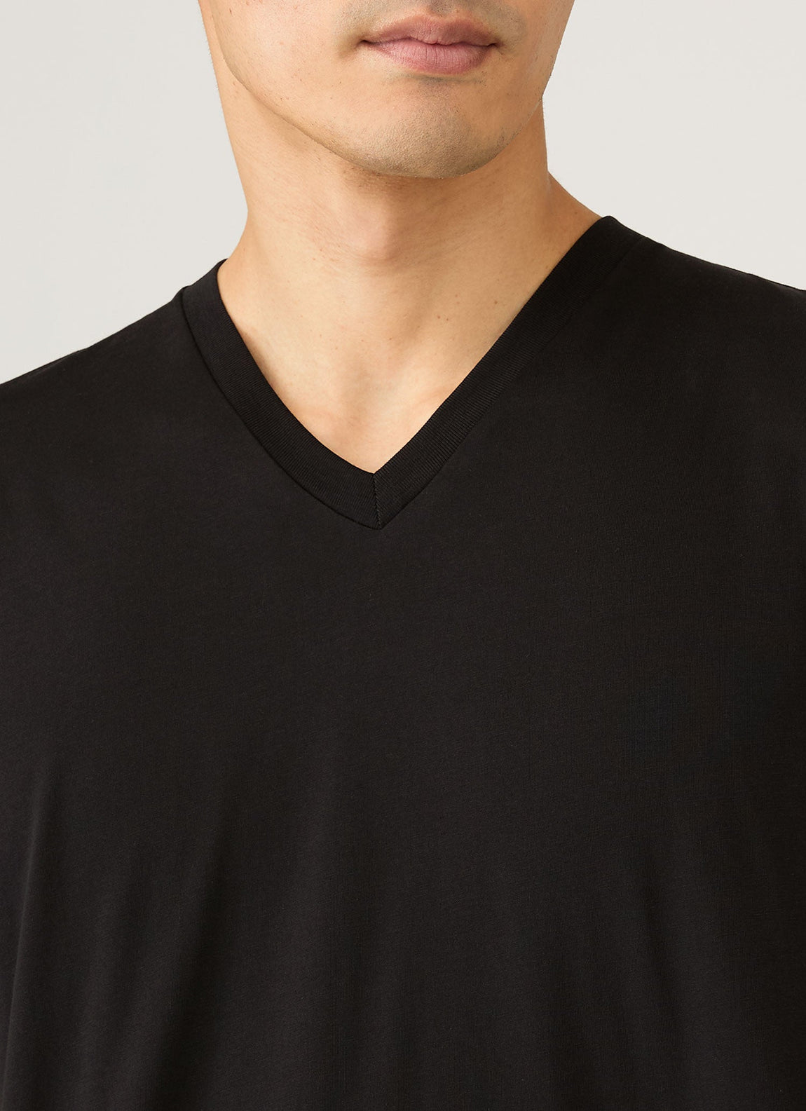 Men's Riviera Midweight V‑neck T‑shirt in Black