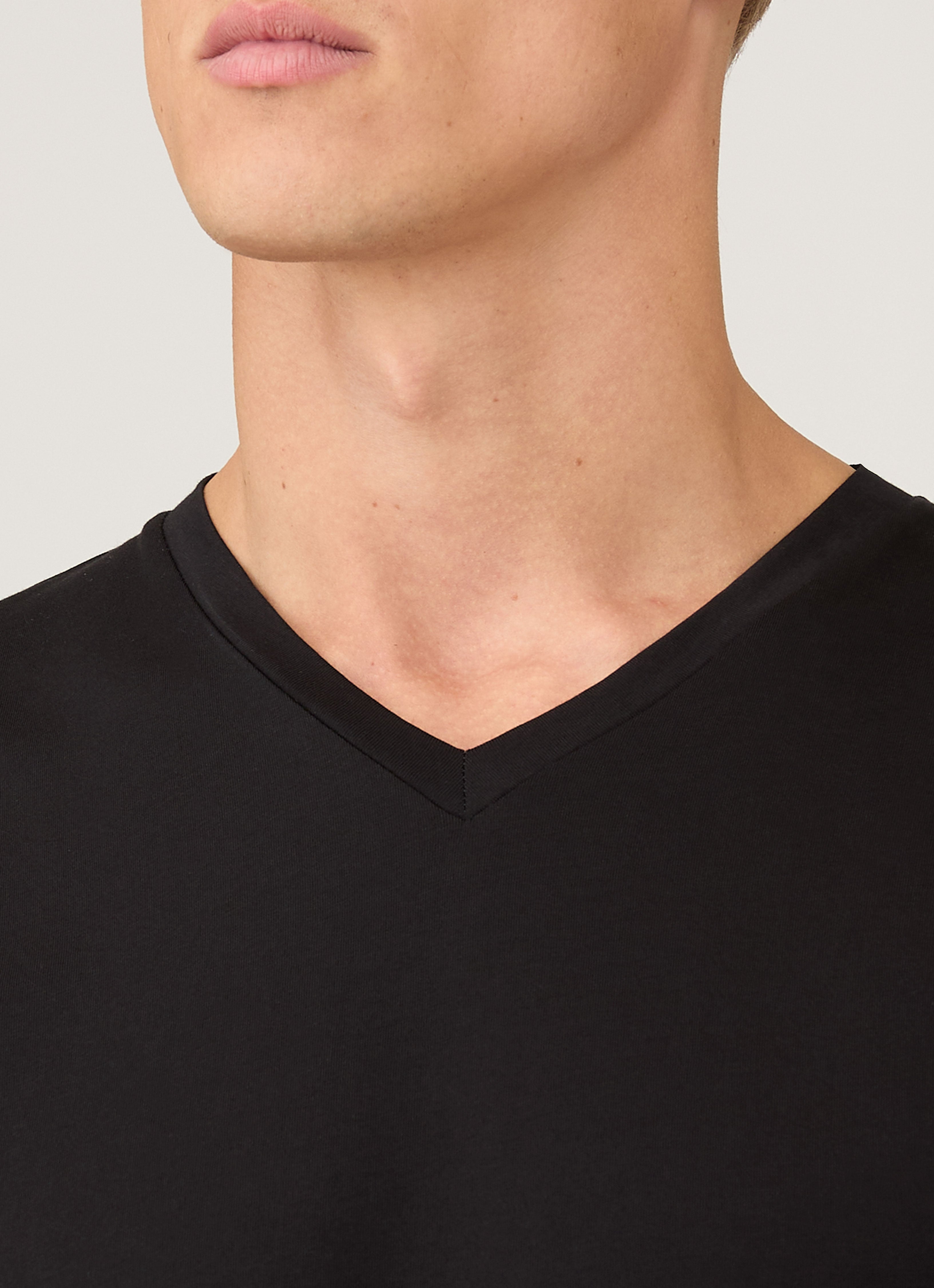 リヴィエラ（ミッドウェイト） Vネック Tシャツ（Black）| Sunspel