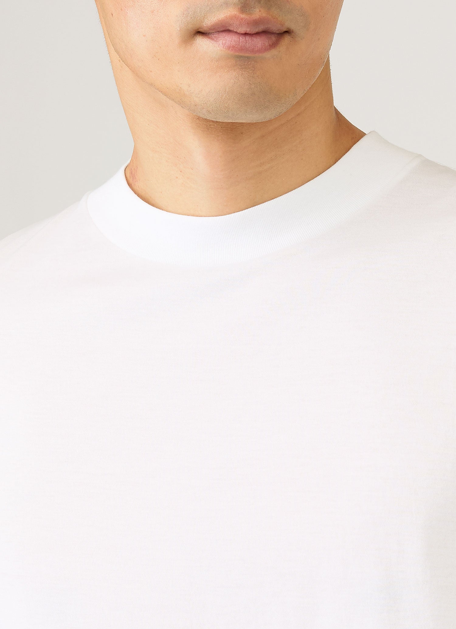 モックネックTシャツ（White）| Sunspel