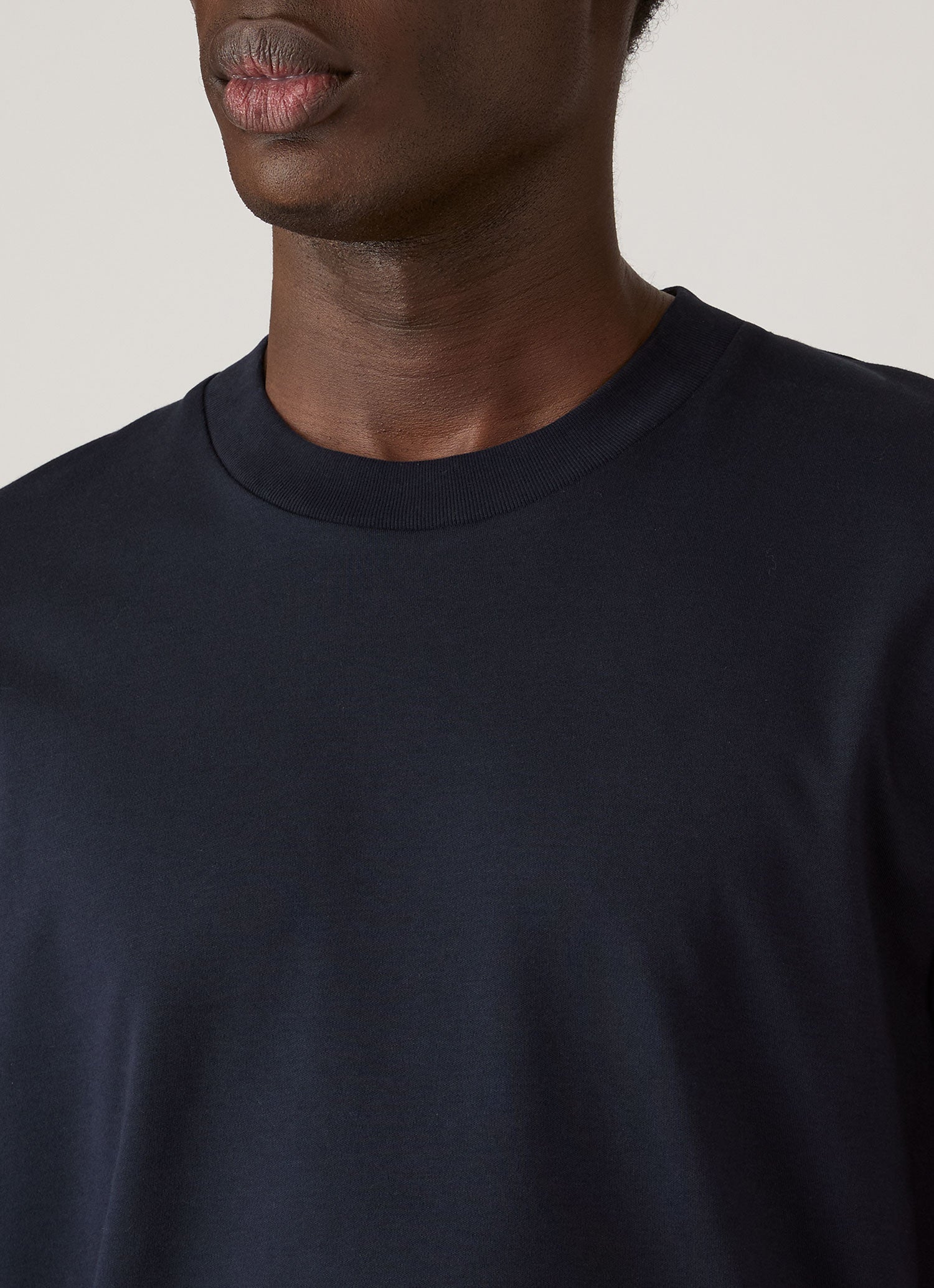 リラックスフィット（ヘビーウェイト） Tシャツ（Midnight Navy）| Sunspel