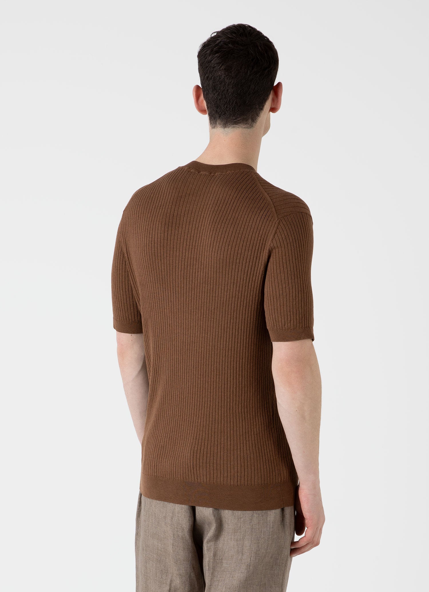 ファインリブ ニットTシャツ（Dark Sand）| Sunspel