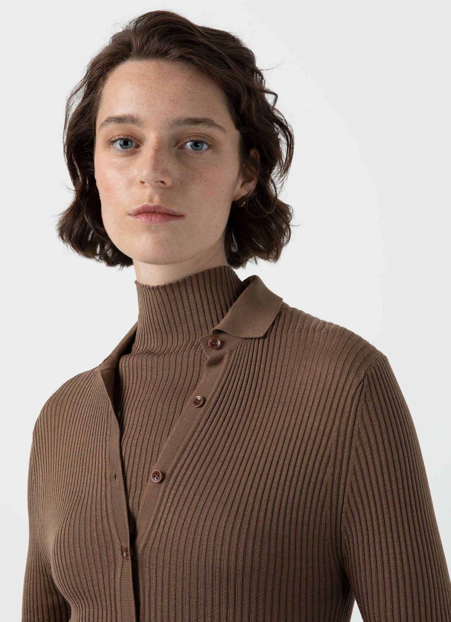 シルクリブカーディガン（Dark Sand）| Sunspel