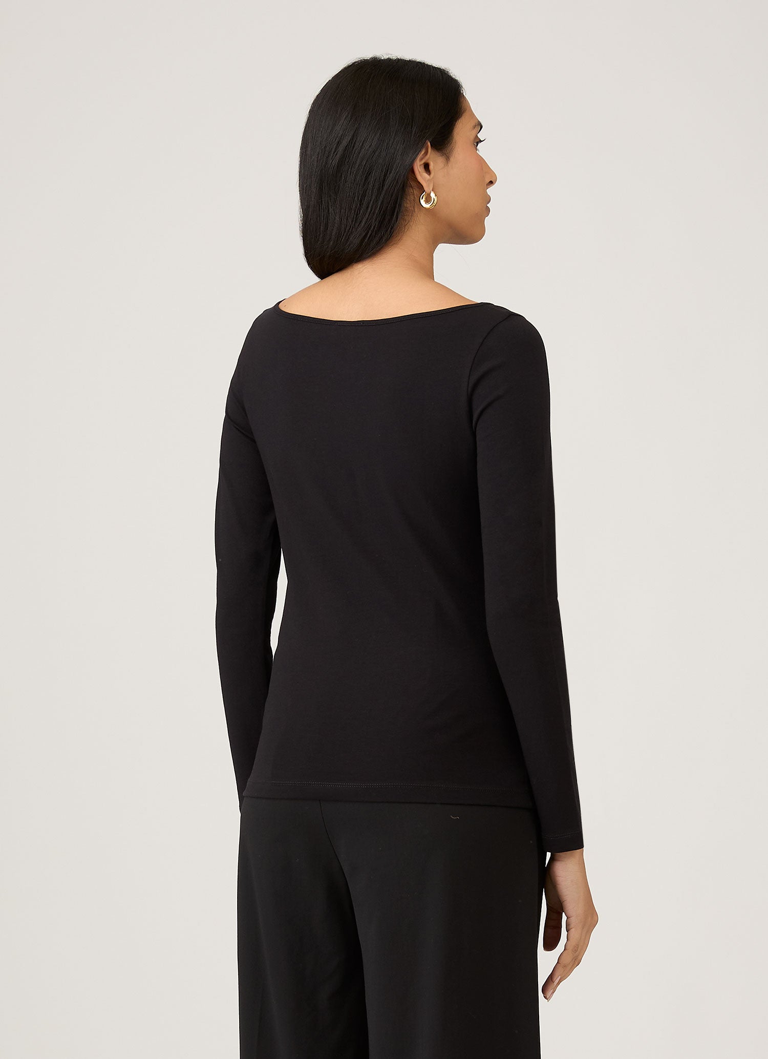 SALSATION® 黒トップス ストレッチコットン スラッシュネック トップ（Black）| Sunspel