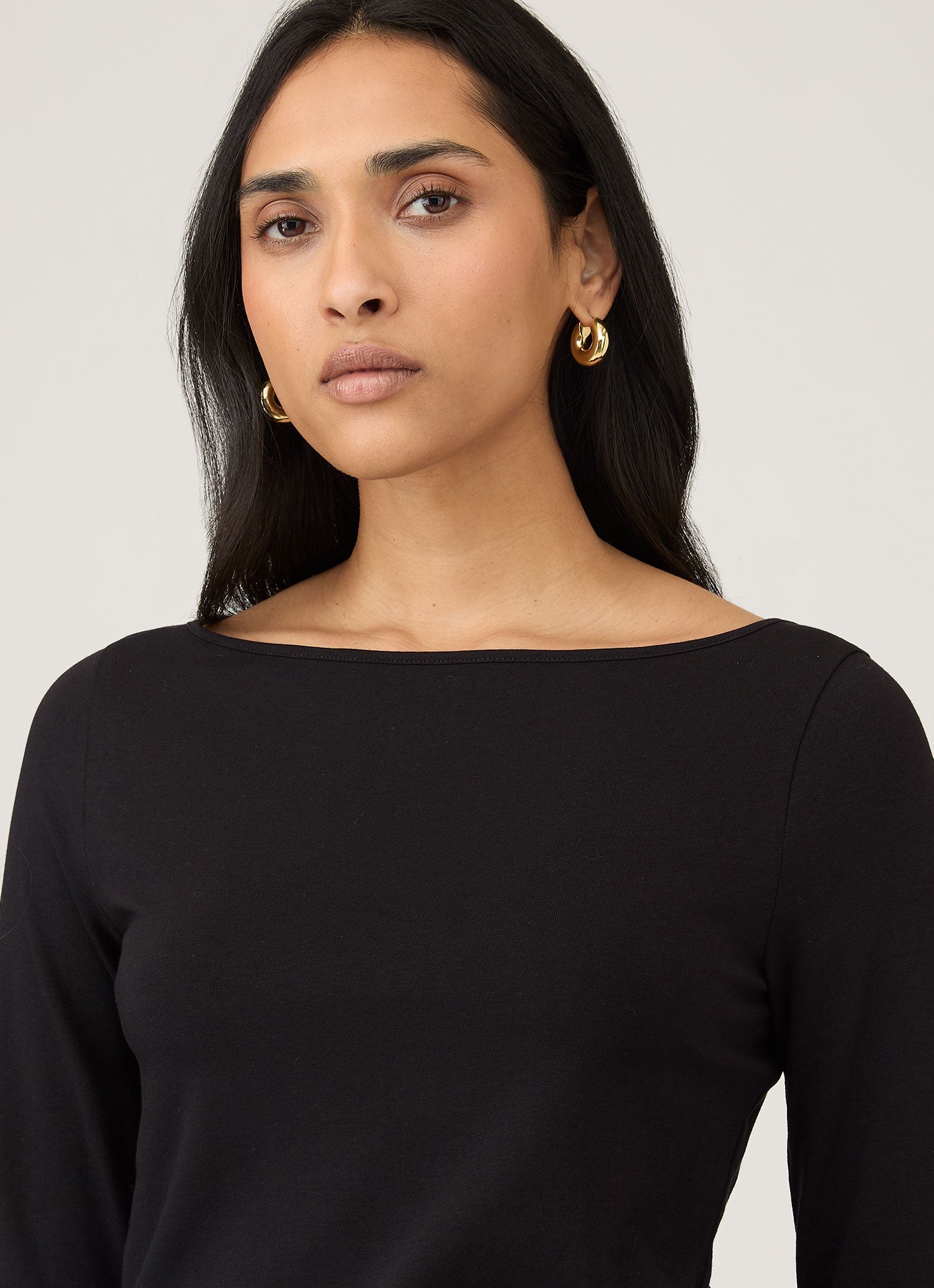 SALSATION® 黒トップス ストレッチコットン スラッシュネック トップ（Black）| Sunspel