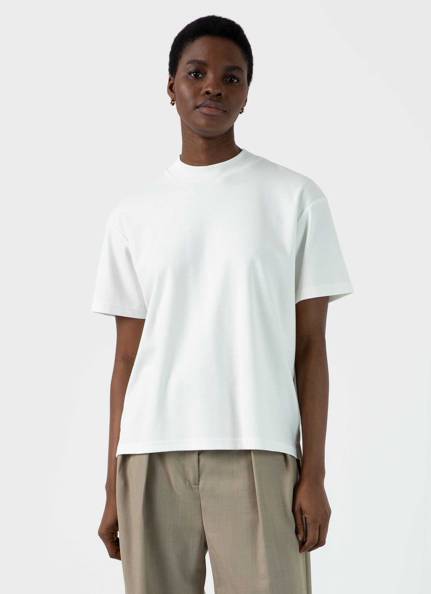 モックネック（ヘビーウェイト）Tシャツ（Ecru）| Sunspel