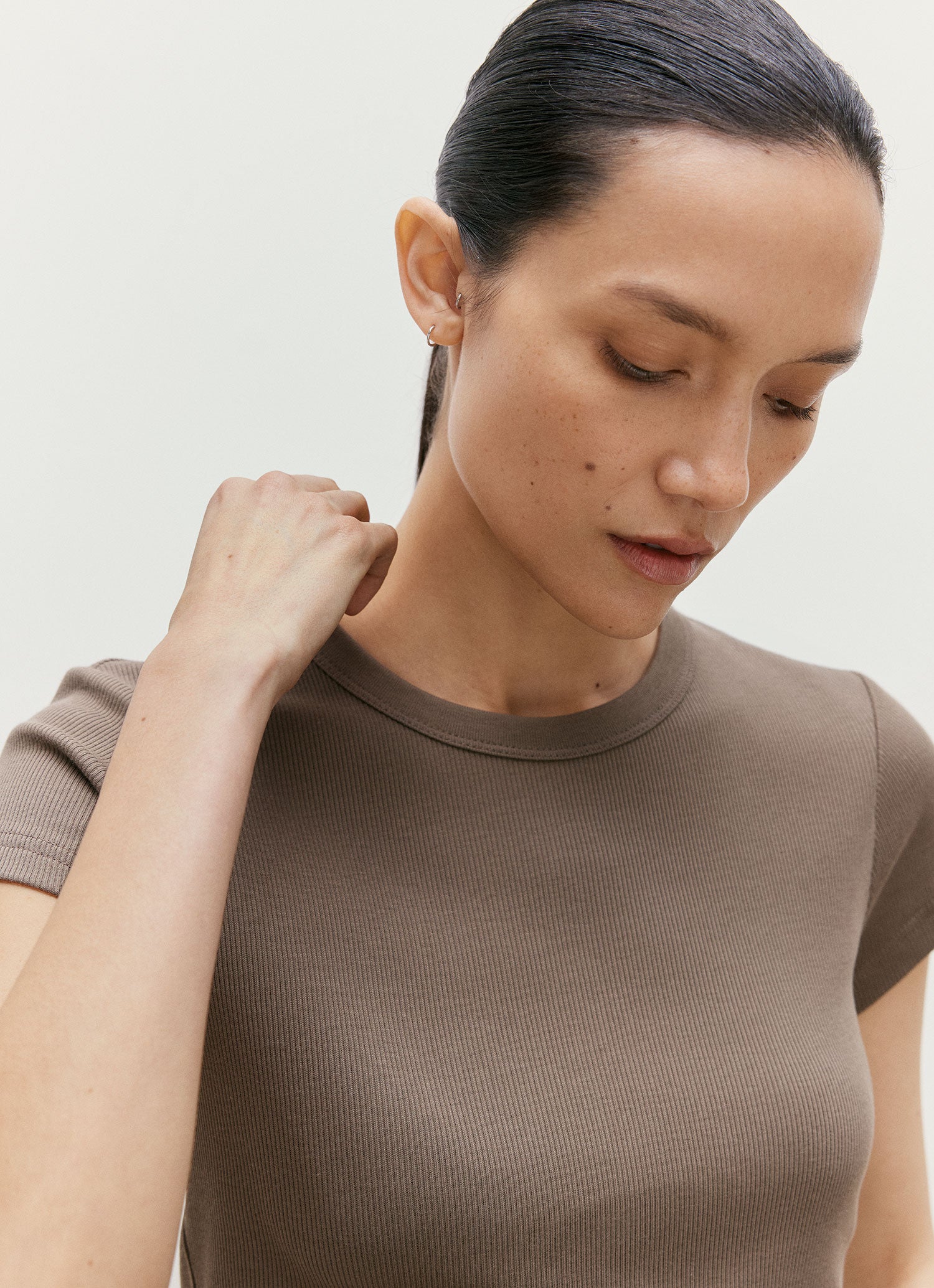 R*i様 house on the hill S/S Tee darkbrown リブ Tシャツ（Dark Cedar）| Sunspel